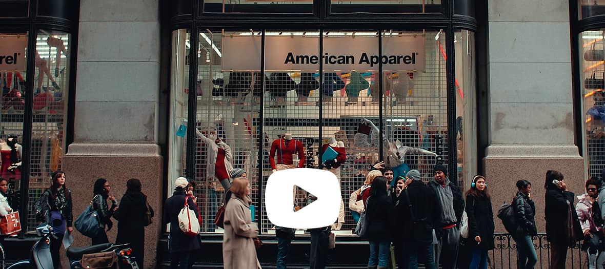 Fa&ccedil;ade du magasin American Apparel &agrave; Paris, sc&egrave;ne du film Chaos d&rsquo;anthologie &agrave; d&eacute;couvrir en juillet 2025.