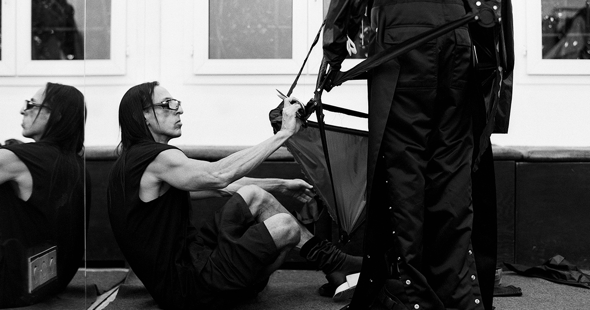 Rick Owens en pleine préparation de l'exposition au Palais Galliera, Paris, juin 2025.